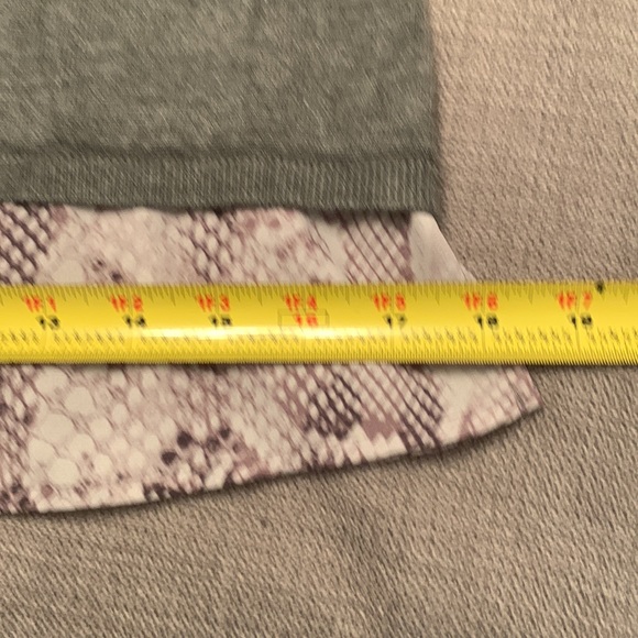 🌷WHBM Popover Gray Sweater with Shirt Tail Look Croc Print XS - Picture 12 of 12
